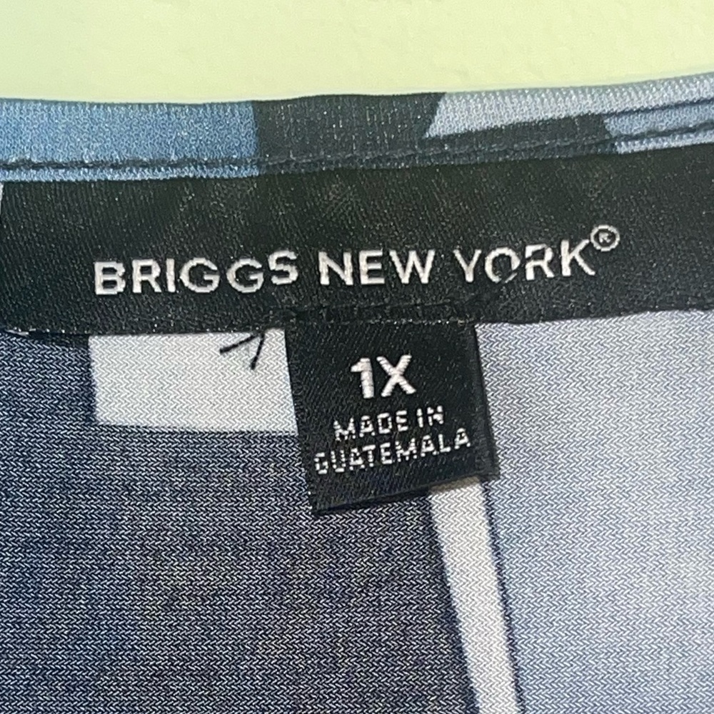 Brigs New York geometric print top with silver gathering square. Size 1X GUC - Picture 7 of 7